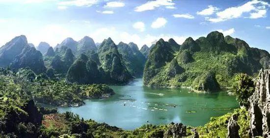 每次和女朋友出去逛街她都是那种没表情的，好像很累又好像有什麼心事、又好像人家欠她钱似的，然後我就说游戏画面